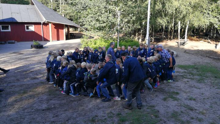 Gruppeøvelse for alle med at sidde på hinandens lår