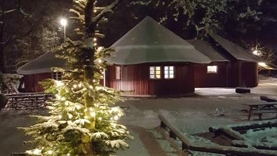Storaa hytten med sne i mørke